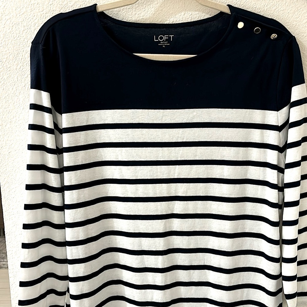 NWT Loft 3/4 Long Sleeve Lightweight T-Shirt Crew Neck 3 Buttons on Shoulder